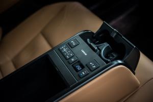 Lexus ES300h with Digital Side-View Monitor 2020 года  (EU)